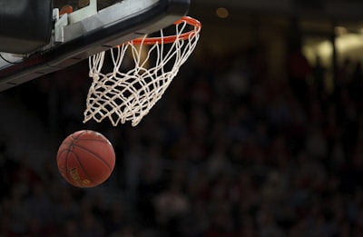 篮球直播专题 - NBA赛场球员扣篮的精彩画面